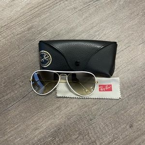 Ray-Ban essential aviators with gradient lenses & matte-finish light grey frame